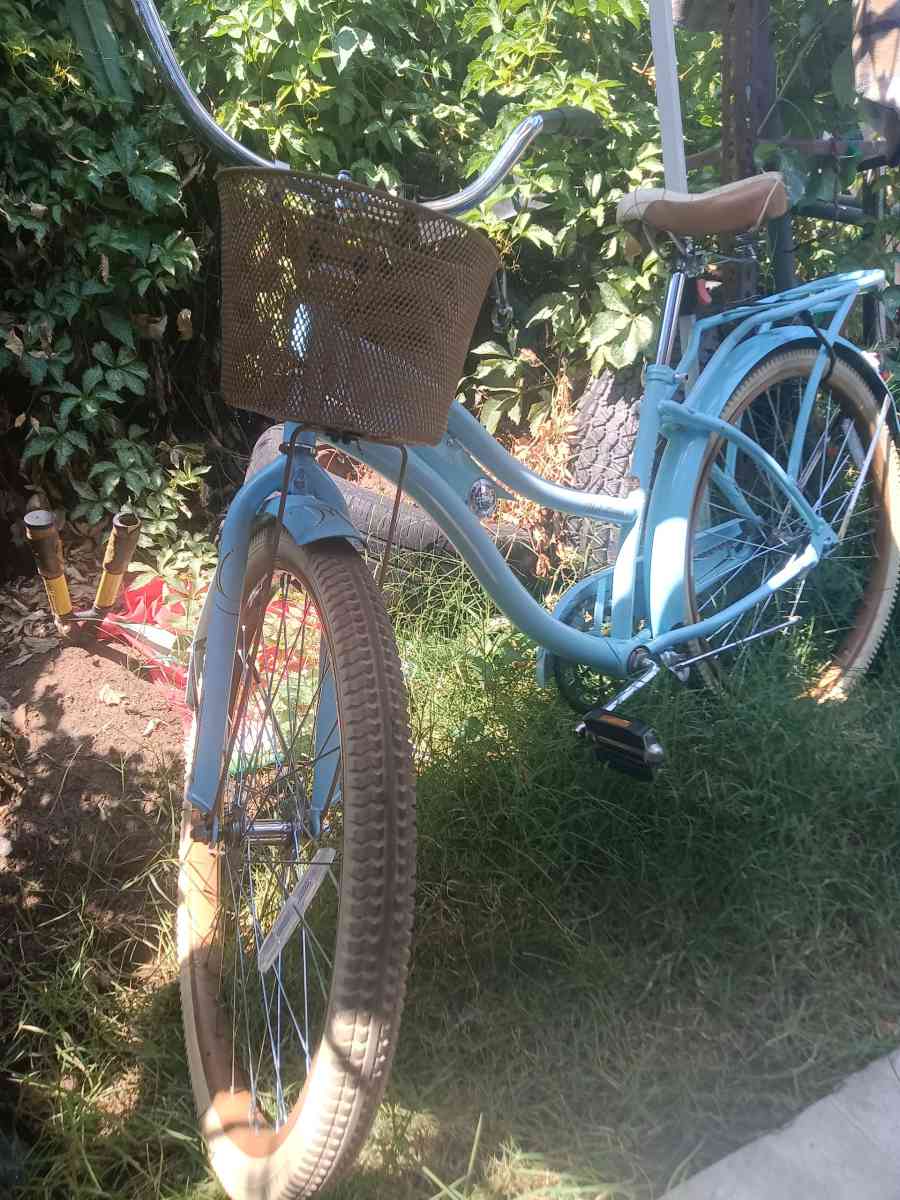 Huffy Nel Lusso Beach Cruiser 26 inch with basket and shelf - Fresno, California - FleaMarketBay