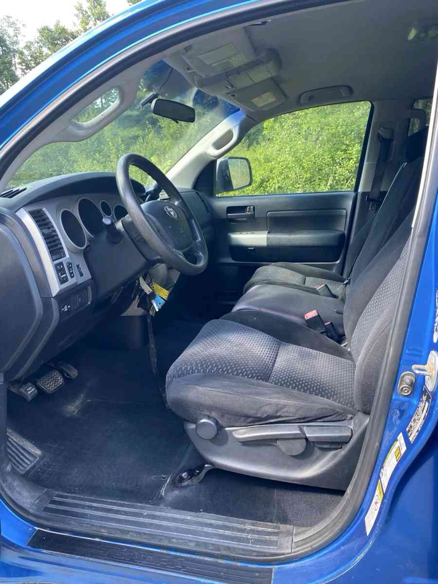 2007 Toyota Tundra SR5 57 V8 reg only shes a beast - Bellows Falls, Vermont - FleaMarketBay