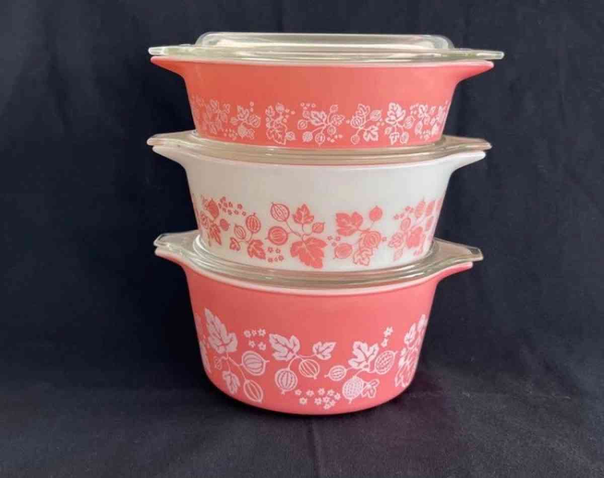 pink pyrex collection - Adamsville, Ohio