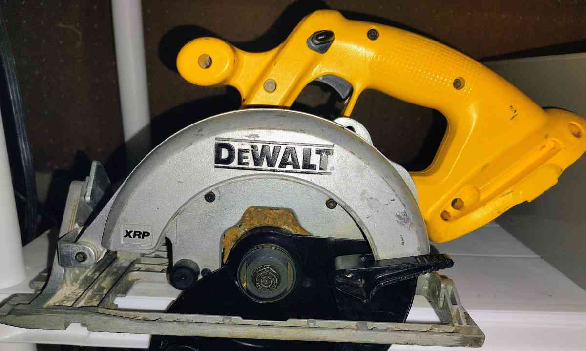 DeWalt 6 and a half inch circular saw needs battery - Philadelphia, Pennsylvania