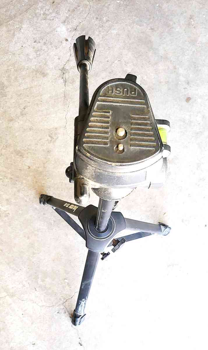 1 tripod and 1 pole - Delaware City, Delaware - FleaMarketBay