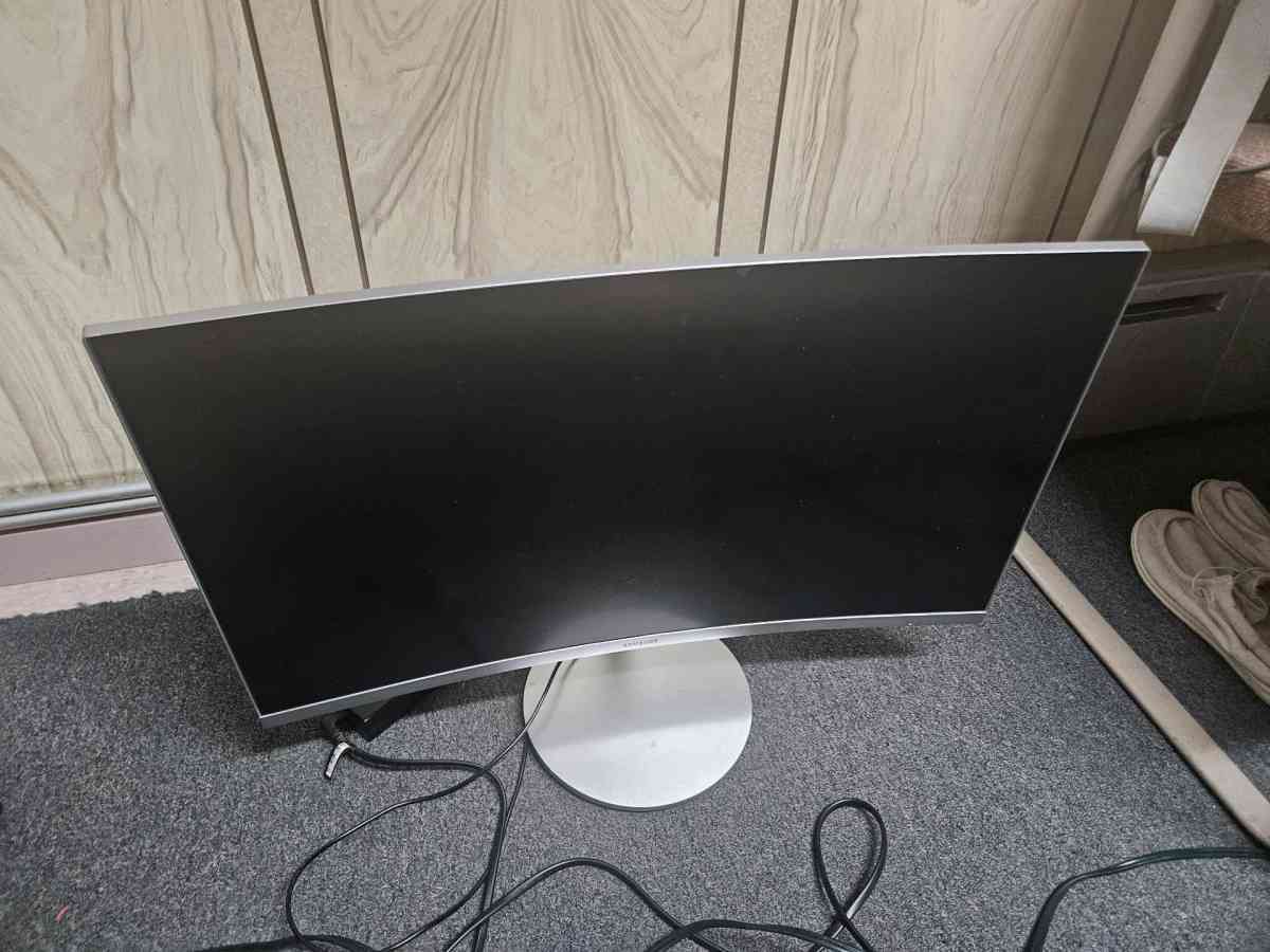 Curved monitor - Brooklyn, New York - FleaMarketBay