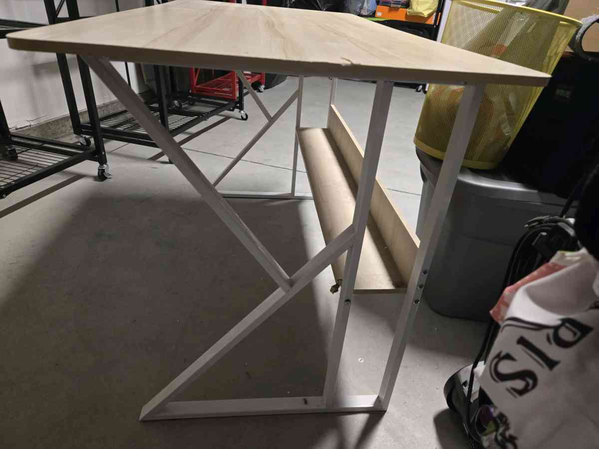 Modern Wood  Metal Desk  Perfect for Dorm or Home Office - Victorville, California - FleaMarketBay