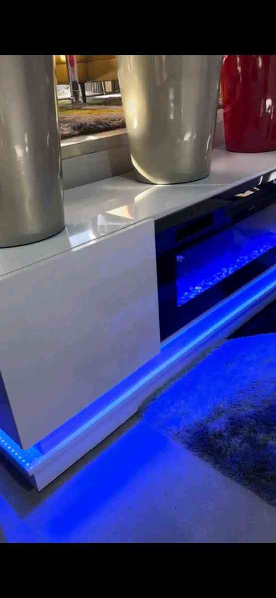 Mesa de television para TV de hasta 80 pulgadas - Miami, Florida - FleaMarketBay