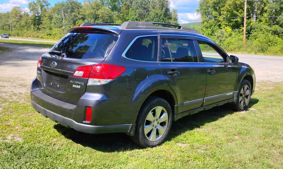 2011 Subaru Outback 201k clean title flawless - Bellows Falls, Vermont - FleaMarketBay