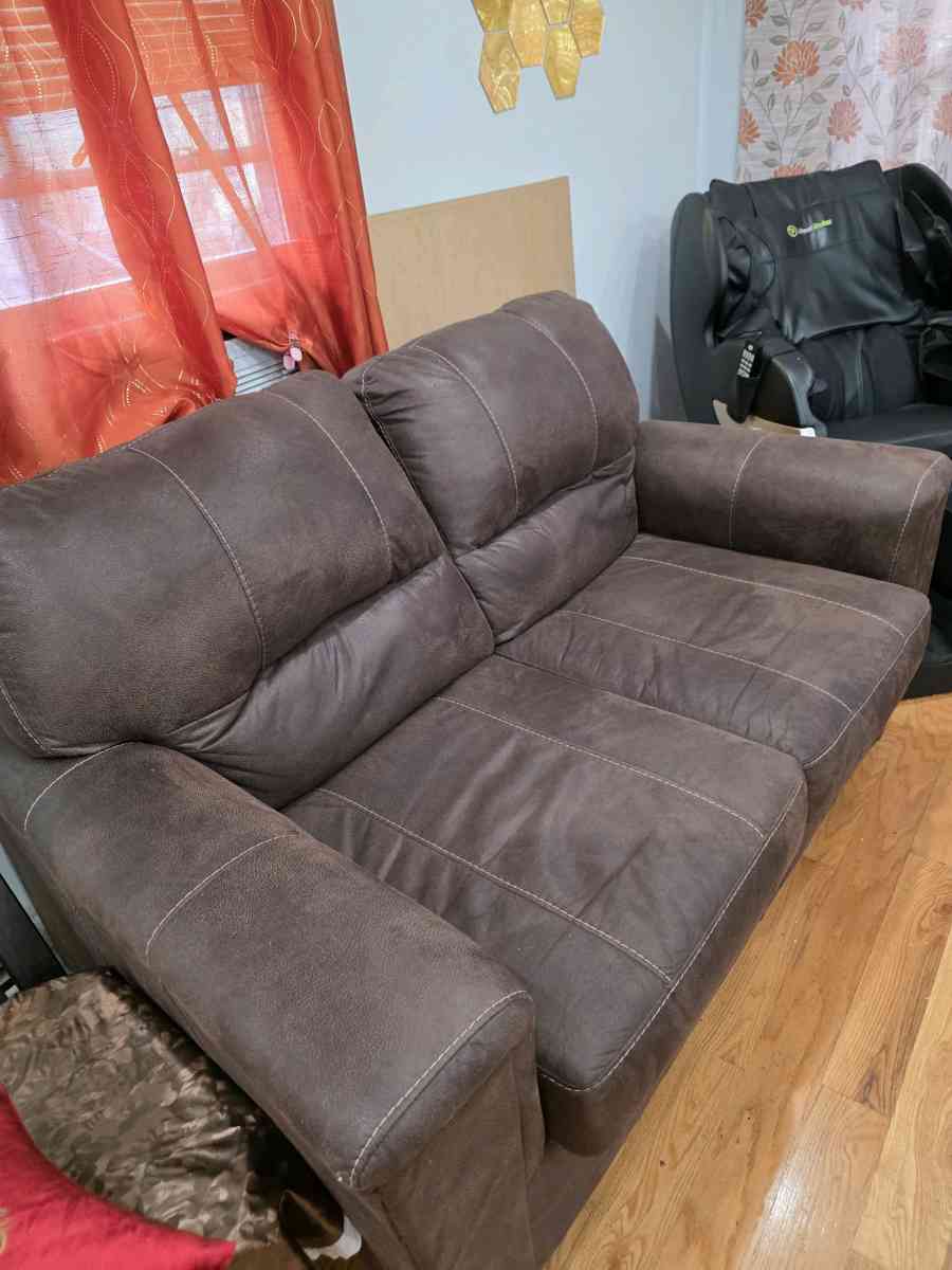 Ashley brown LOVE SEAT - Jamaica, New York - FleaMarketBay