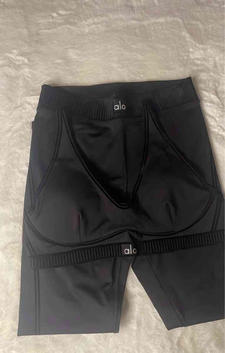 Color Crush Alo Yoga Set - Afton, Tennessee - FleaMarketBay