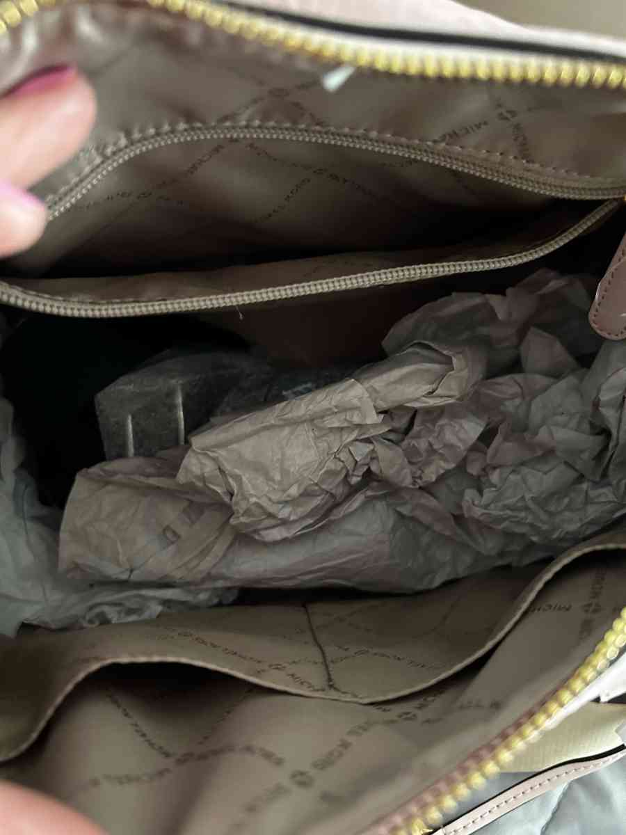 NEW MICHAEL KORS TRAVEL BAG  FOR SALE - Miami, Florida - FleaMarketBay