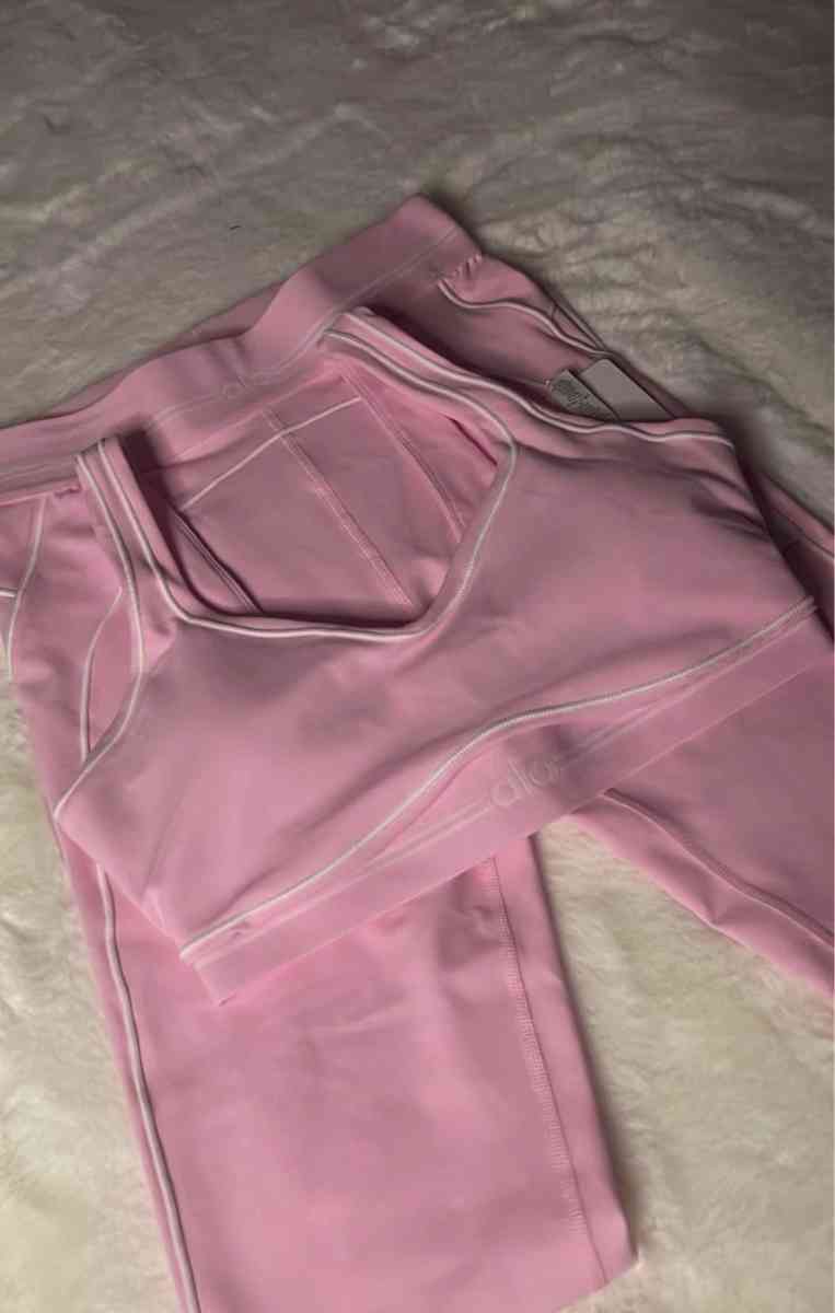 Color Crush Alo Yoga Set - Afton, Tennessee - FleaMarketBay