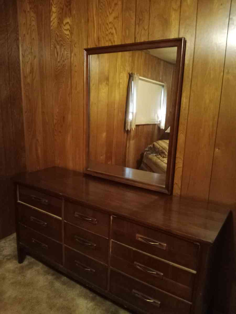 dresser - Topeka, Kansas