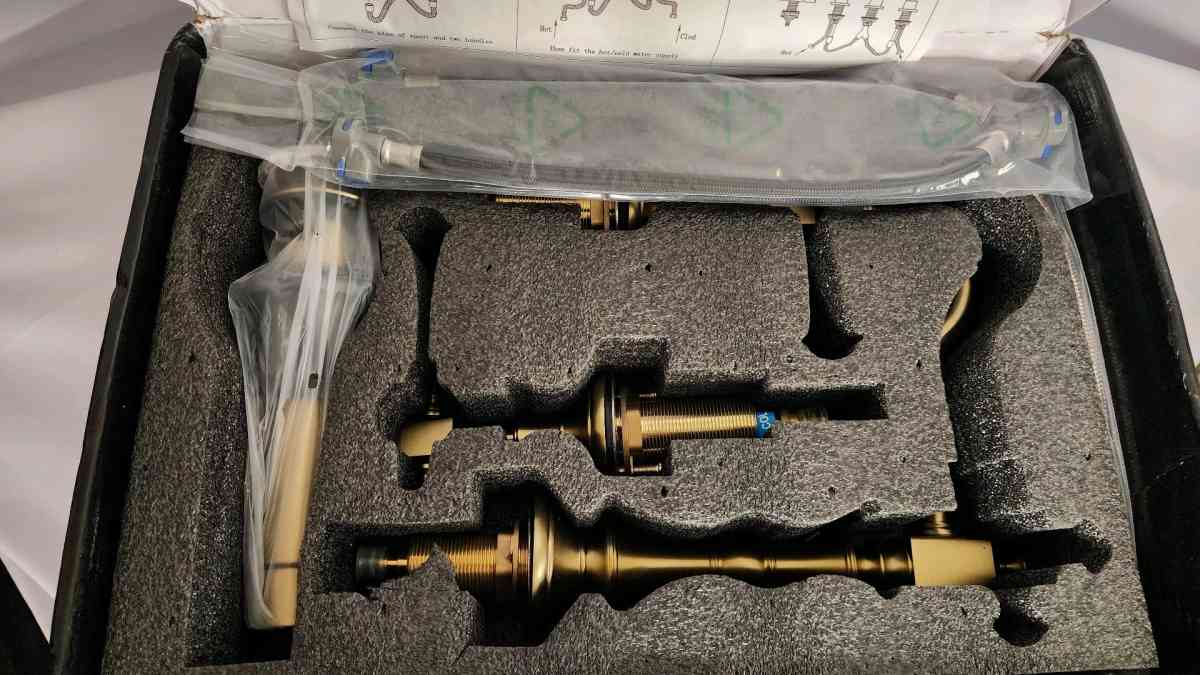 8 IN WIDESPREAD DOUBLE HANDLE 3 HOLE BATHROOM FAUCET - Las Vegas, Nevada - FleaMarketBay