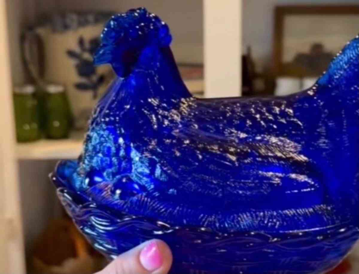 vintage glass hens on nest - Adamsville, Ohio - FleaMarketBay