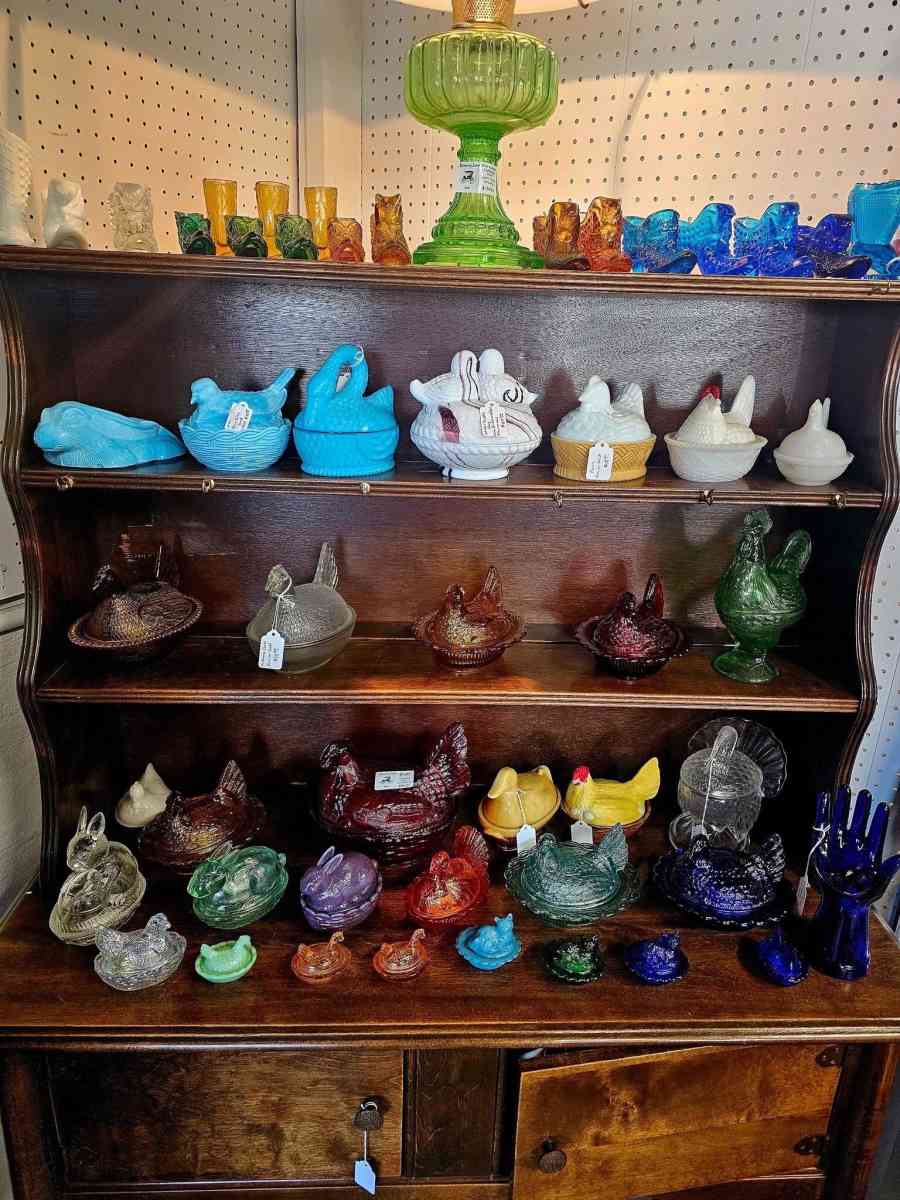 mini hens on a nest - Adamsville, Ohio - FleaMarketBay