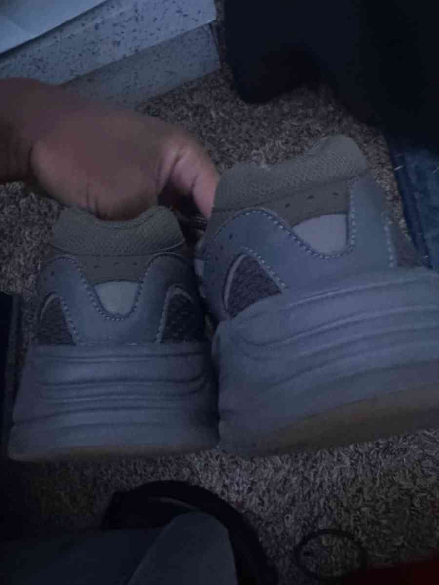 yeezy 700v2 size 10 - Goodlettsville, Tennessee - FleaMarketBay