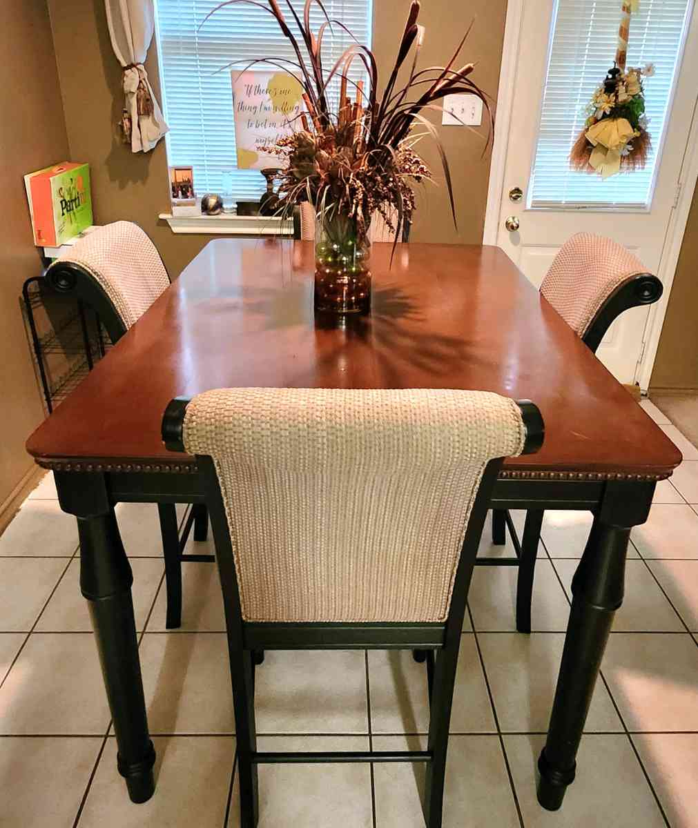 Elegant Oakwood Dinette Table - Spring, Texas - FleaMarketBay