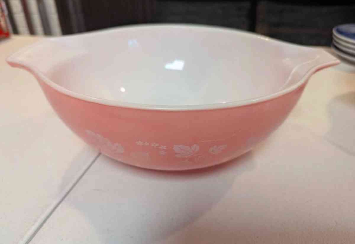 pink pyrex collection - Adamsville, Ohio - FleaMarketBay