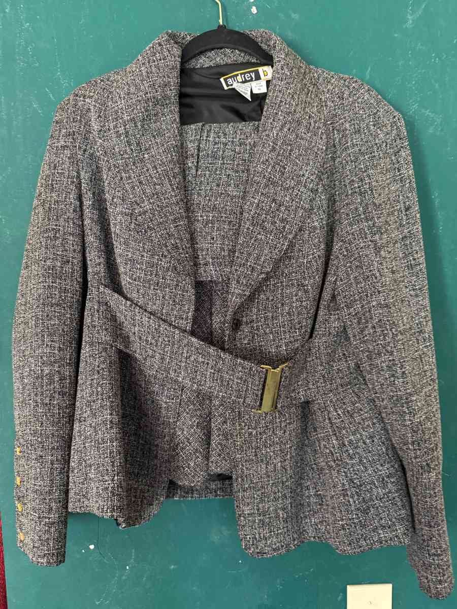 Women Business Attire - Adelanto, California - FleaMarketBay