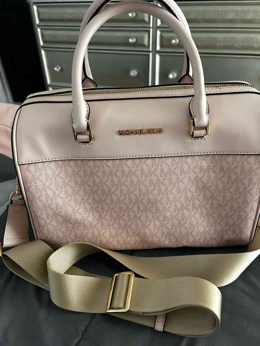 NEW MICHAEL KORS TRAVEL BAG  FOR SALE - Miami, Florida - FleaMarketBay