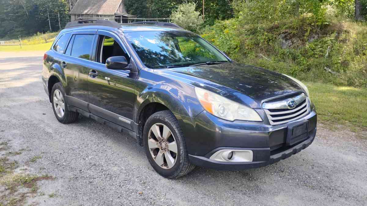 2011 Subaru Outback 201k clean title flawless - Bellows Falls, Vermont - FleaMarketBay