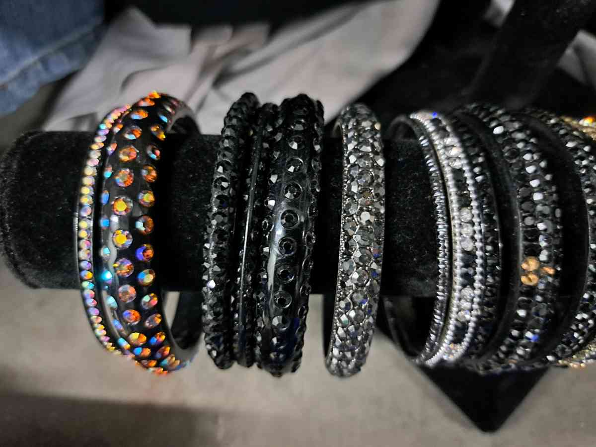 costume Jewelry Bracelets - Las Vegas, Nevada - FleaMarketBay
