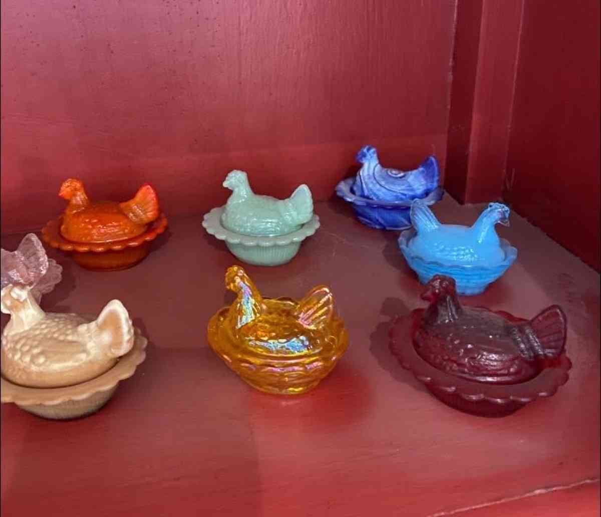 mini hens on a nest - Adamsville, Ohio - FleaMarketBay