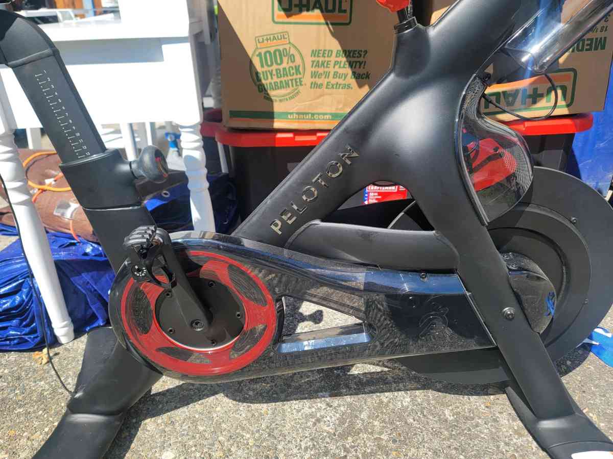 peloton stationary bike - Sumner, Washington - FleaMarketBay