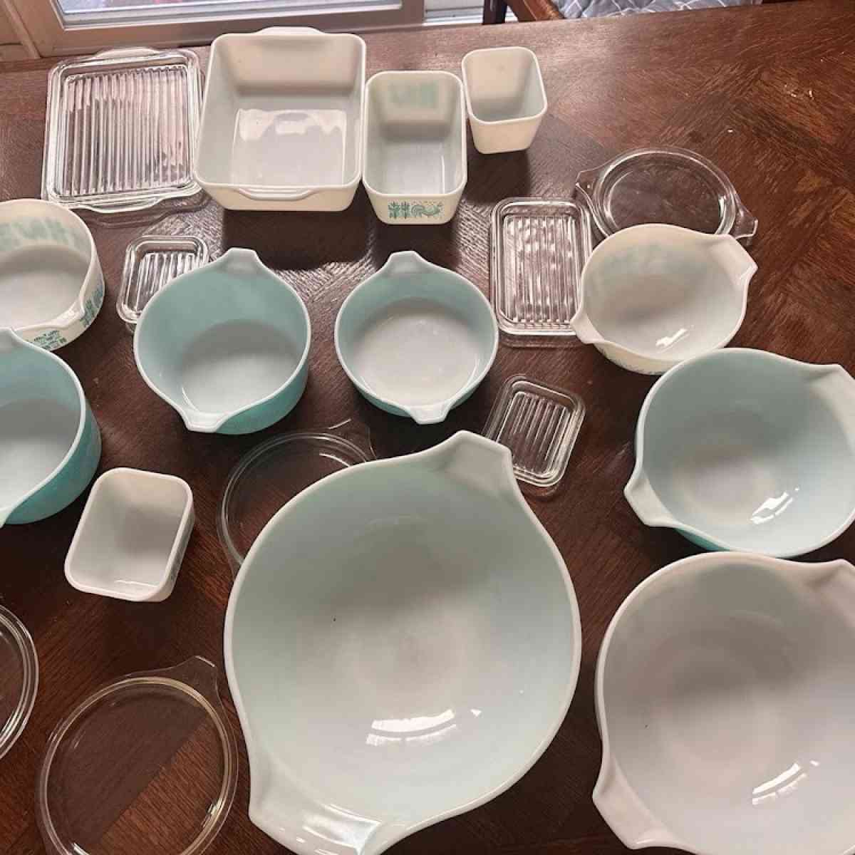 tourquoiuse pyrex - Adamsville, Ohio - FleaMarketBay