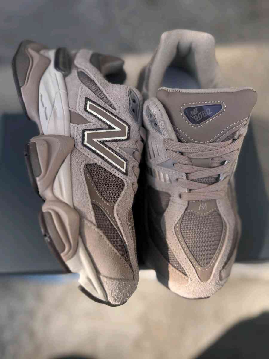 women New blance - Los Angeles, California - FleaMarketBay