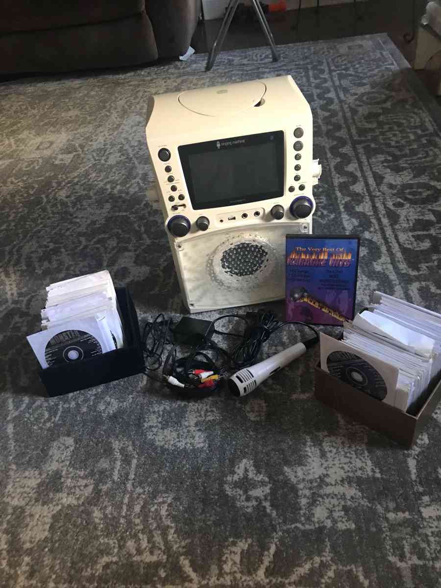 Karaoke CDs all genre worth 1000 free Karaoke machine - Albuquerque, New Mexico