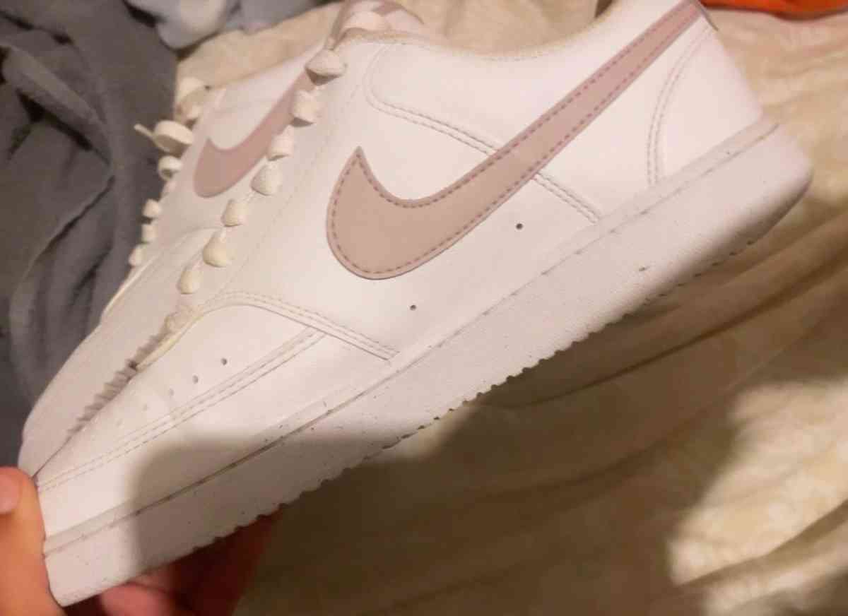 Nikes - Pembroke, Georgia - FleaMarketBay