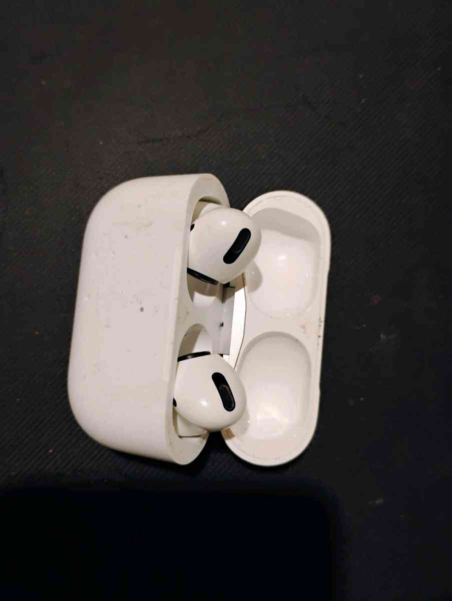 AirPods Pro 2 with Charging Case - Evansville, Indiana - FleaMarketBay