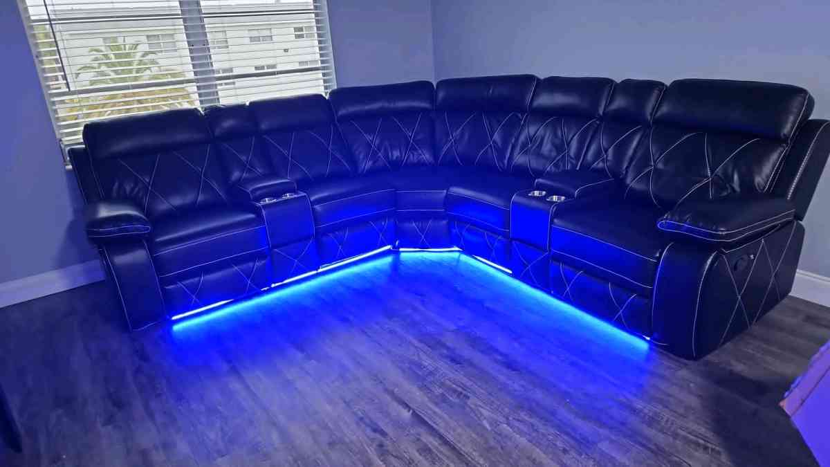 Sofa seccional reclinable completamente nuevo - Miami, Florida