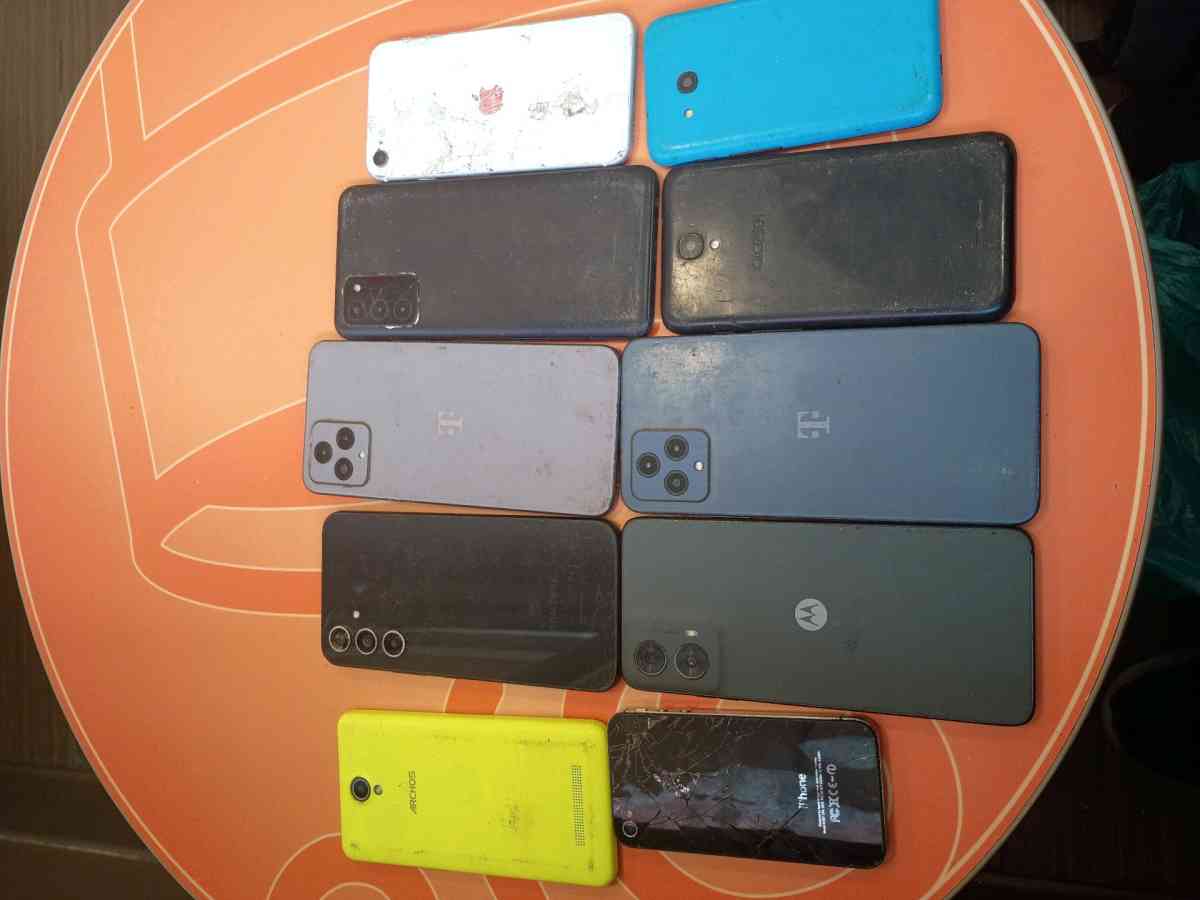 I am selling 10 phones for 1200 - Fall River, Massachusetts