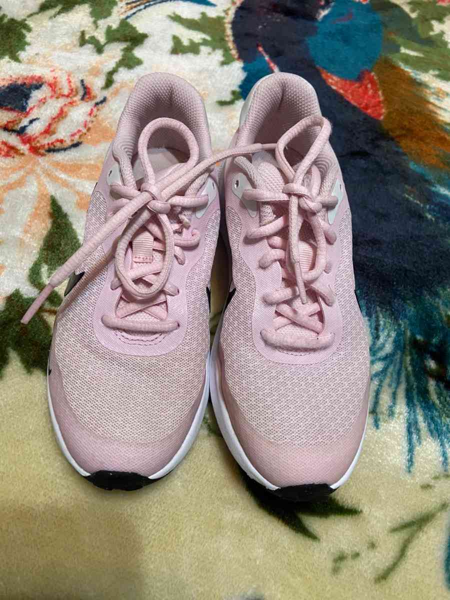 Girls Nike rosas size 2Y