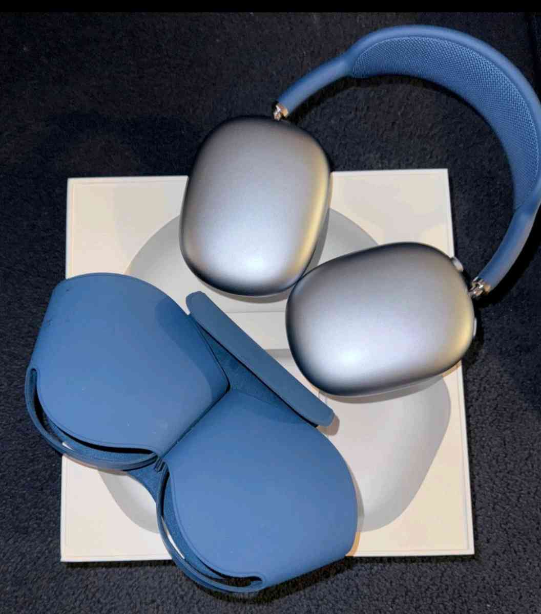 Apple AirPods Max Wireless Headphones  Light Blue - Newnan, Georgia - FleaMarketBay