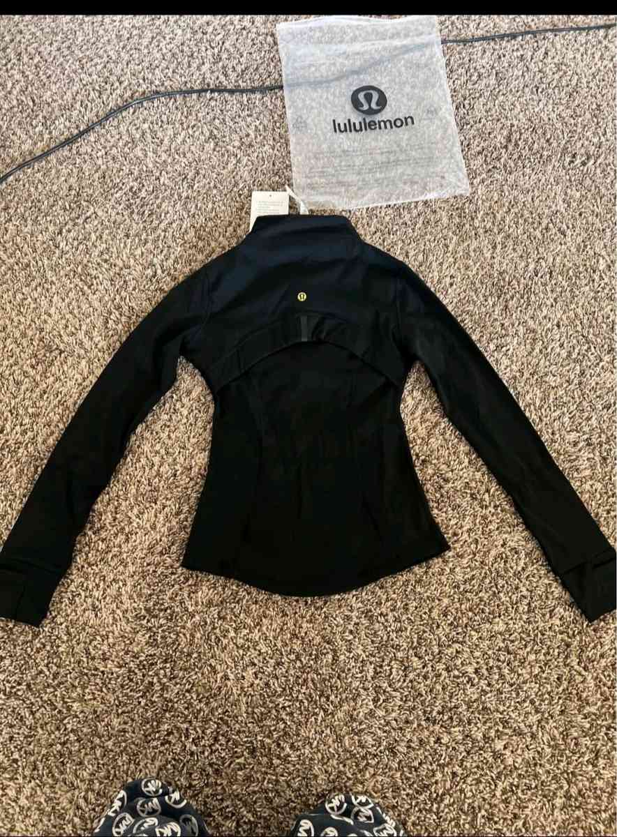 Lululemon Black Set Size Small  Top  Bottom - Newnan, Georgia - FleaMarketBay