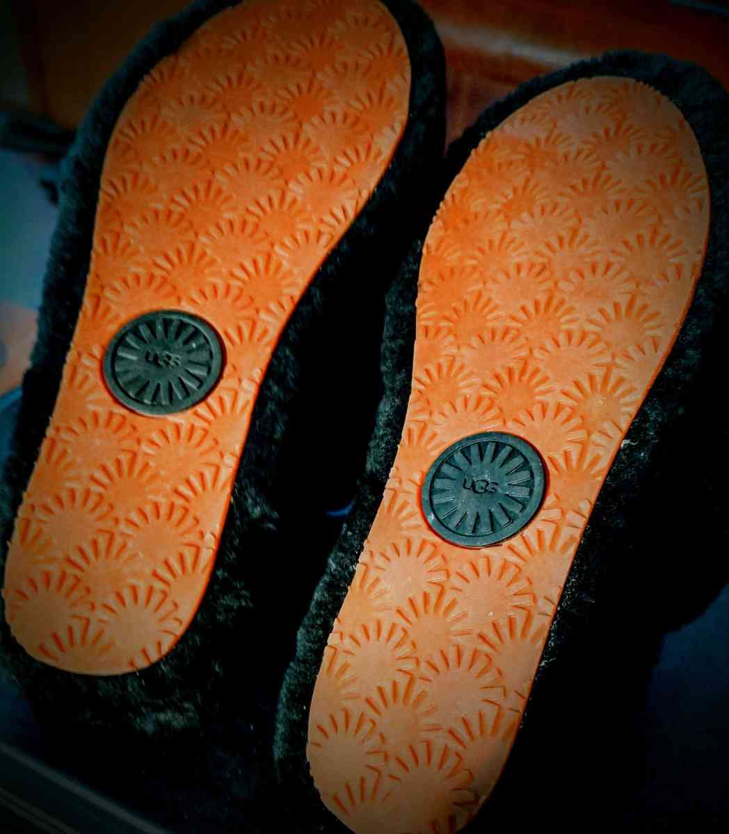 The UGG Womens Fluff Yeah Slide slippers size 7 - Clarendon Hills, Illinois - FleaMarketBay