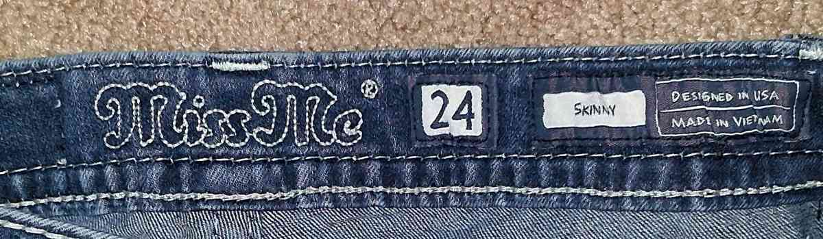 MISS ME SKINNY DENIM JEANS WITH EMBROIDED FEATHERS SIZE 24 - Elysburg, Pennsylvania - FleaMarketBay