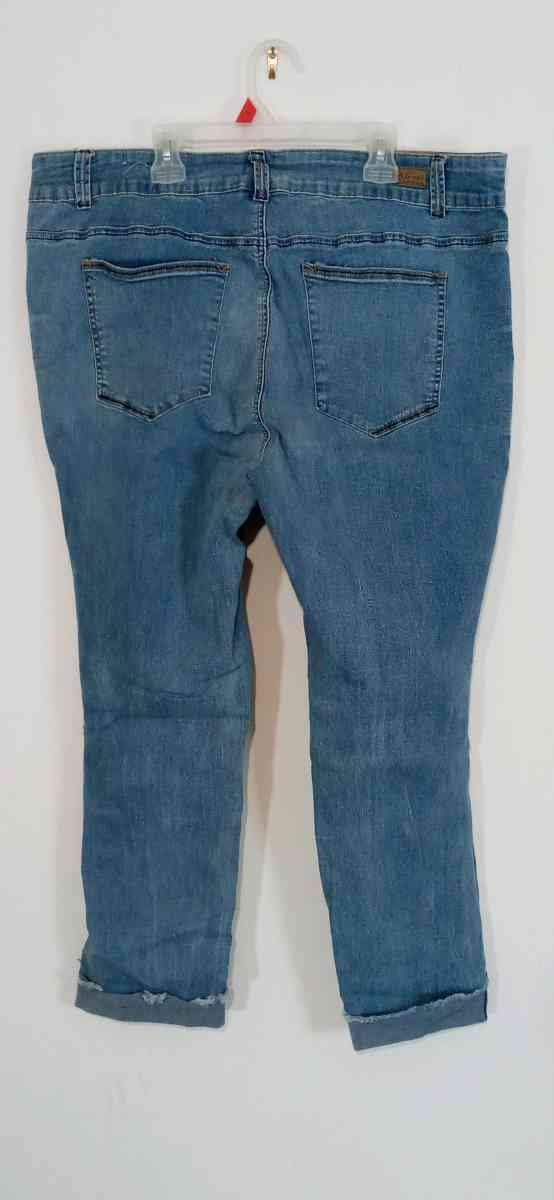 Womens Denim Stretch MidRise Capris - Dane, Wisconsin - FleaMarketBay