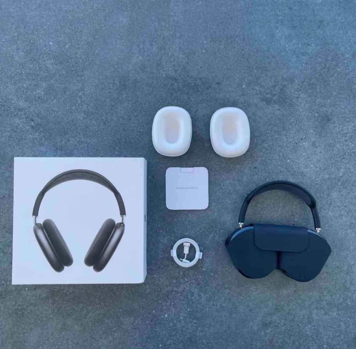 BRAND NEW apple AirPod max black - Jacksonville, Florida