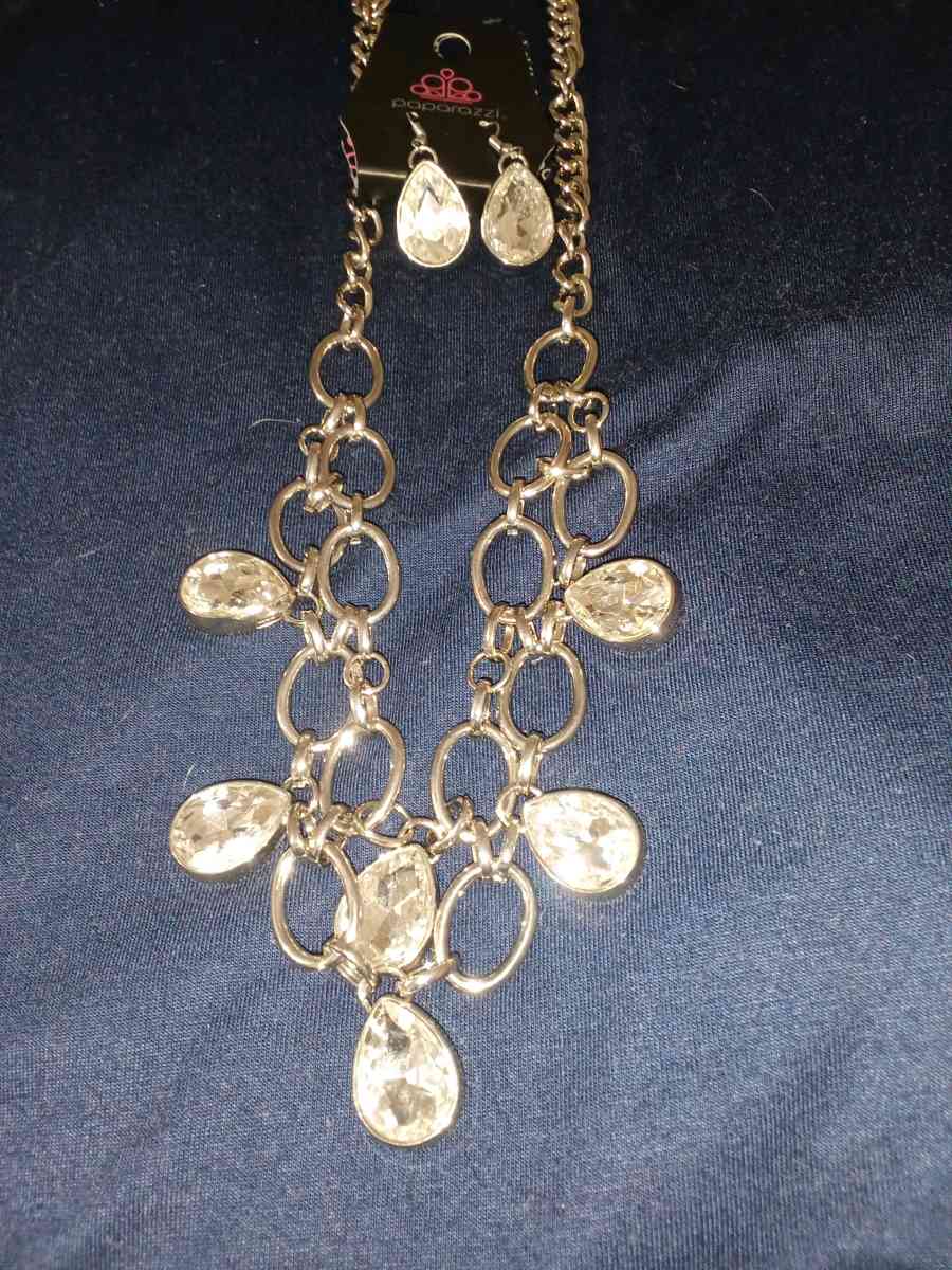 necklace and earrings set - Atoka, Tennessee - FleaMarketBay