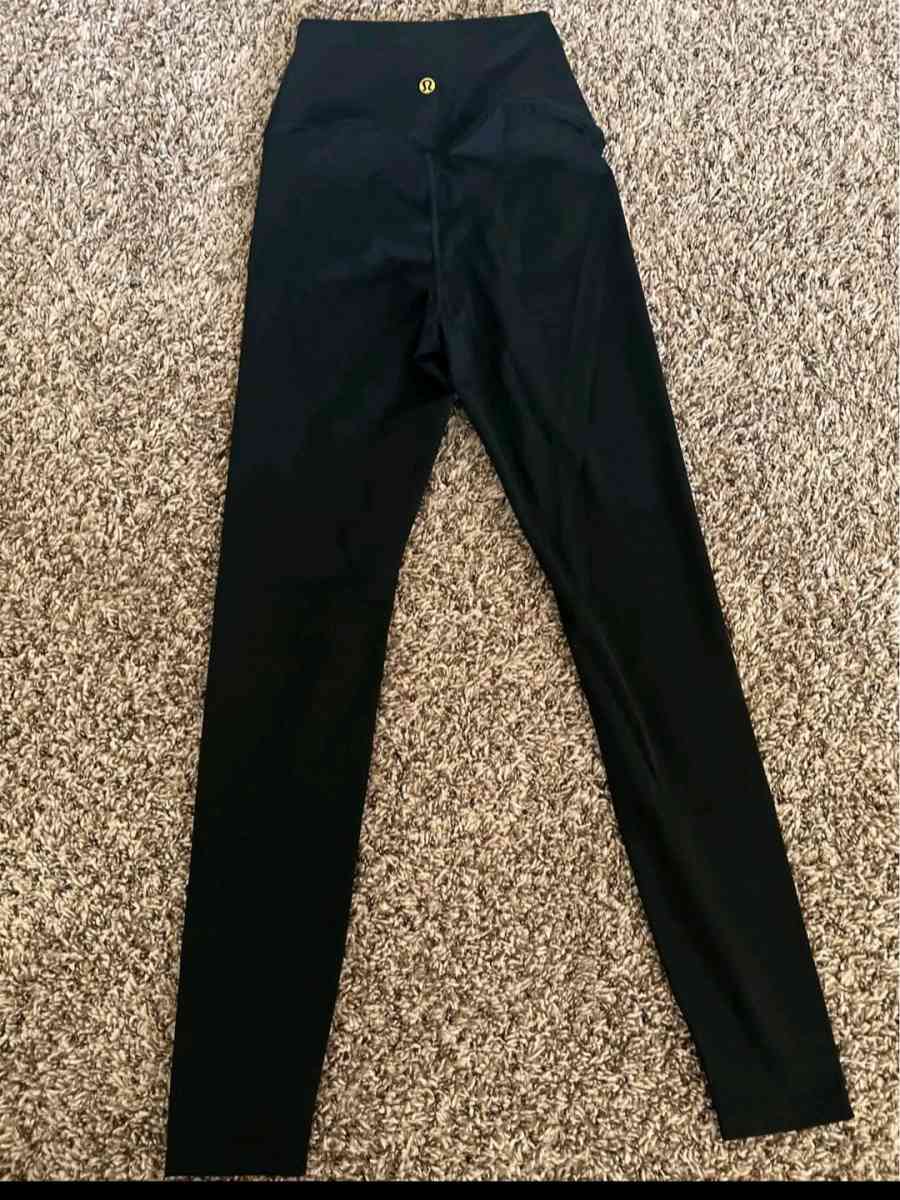 Lululemon Black Set Size Small  Top  Bottom - Newnan, Georgia - FleaMarketBay
