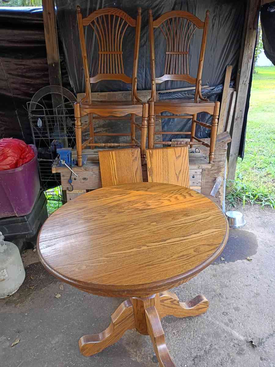 Amish Designs Oak dining table mint condition - Marion, North Carolina