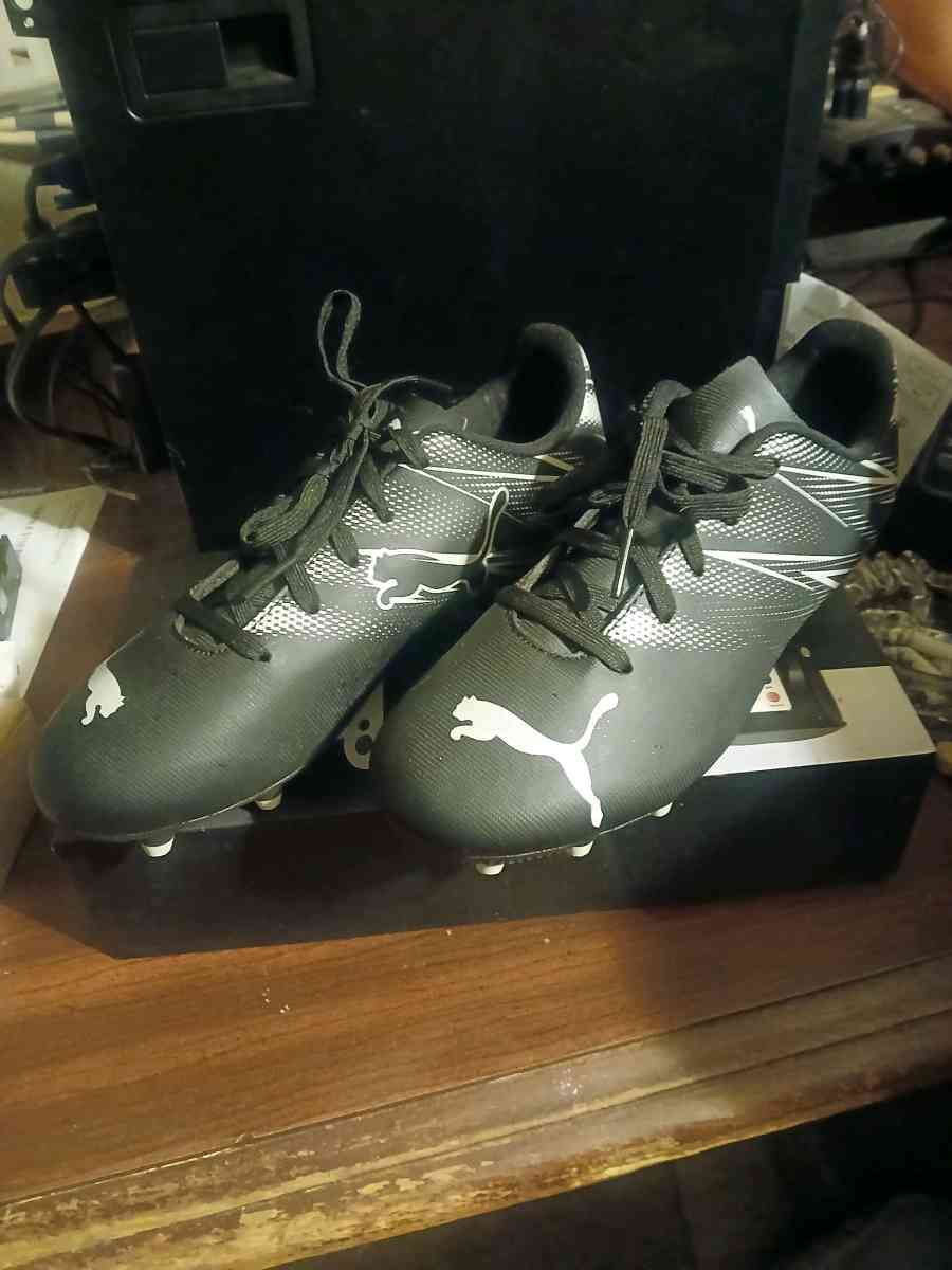 unisex youth soccer cleats - Bakersville, North Carolina - FleaMarketBay