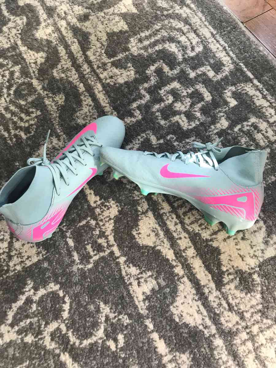 womans Nike Air soccer cleats - Bloomingdale, New Jersey - FleaMarketBay