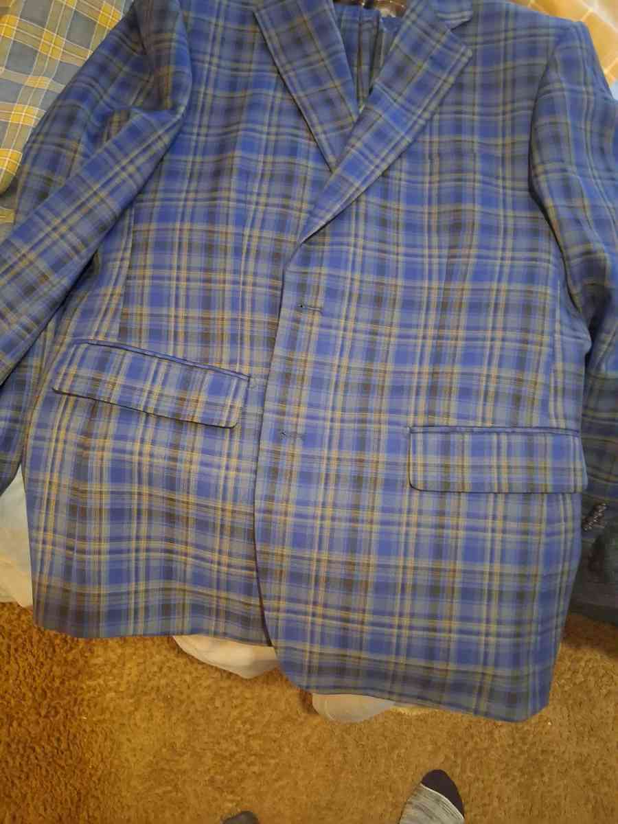 Mens Designer Suits 3 pc size 42 - Fultondale, Alabama - FleaMarketBay