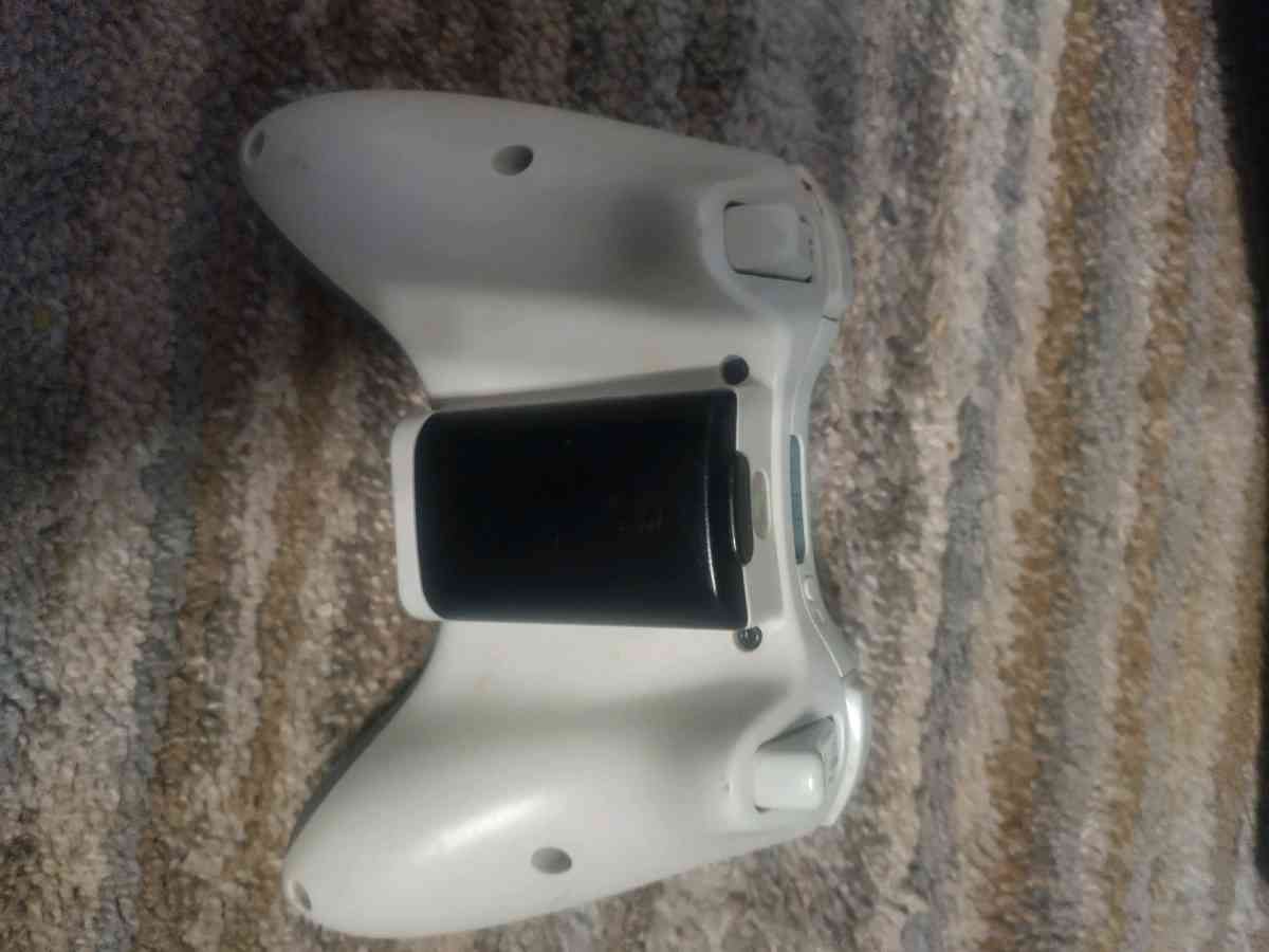 Microsoft Xbox 360 E  Wireless 4 GB Console Tested Works - Abington, Pennsylvania - FleaMarketBay