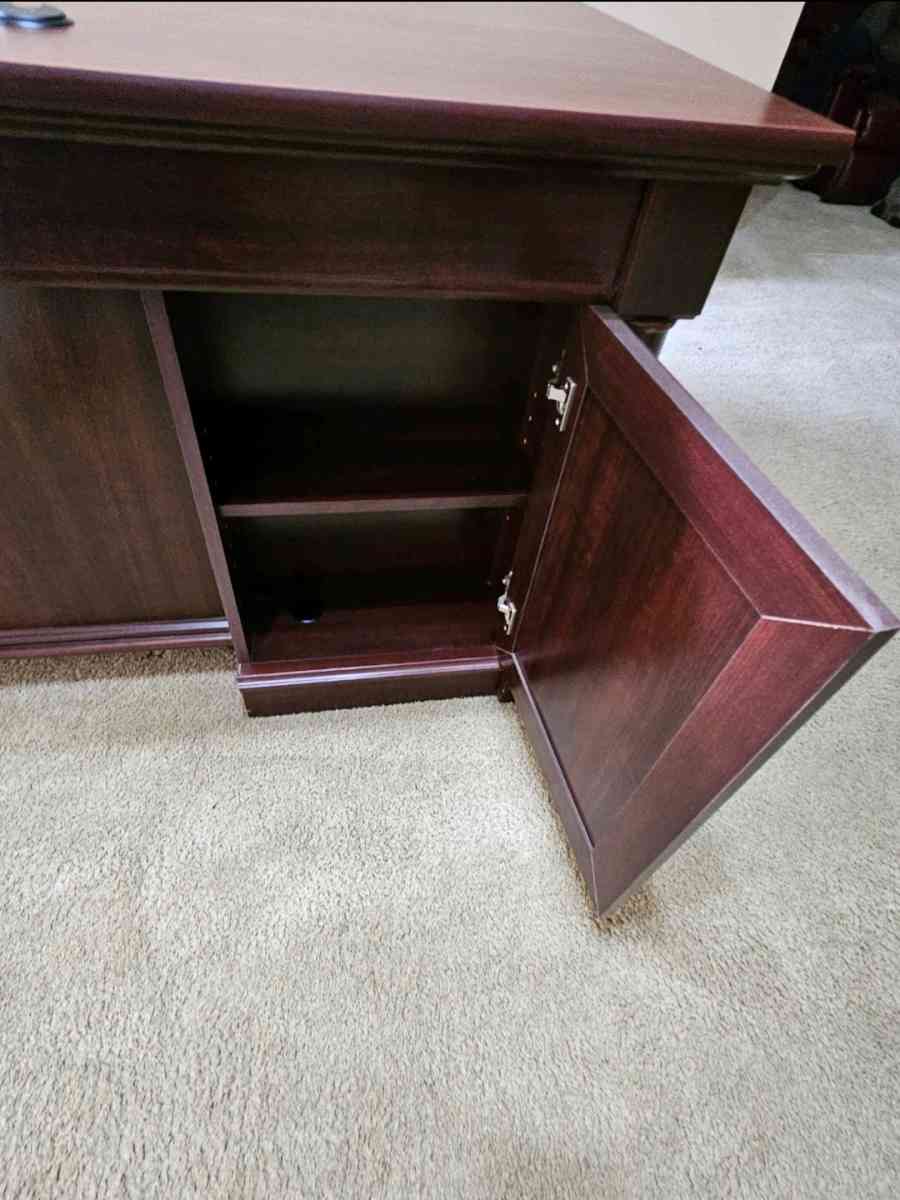 Double Ped Executive Desk - Covington, Tennessee - FleaMarketBay