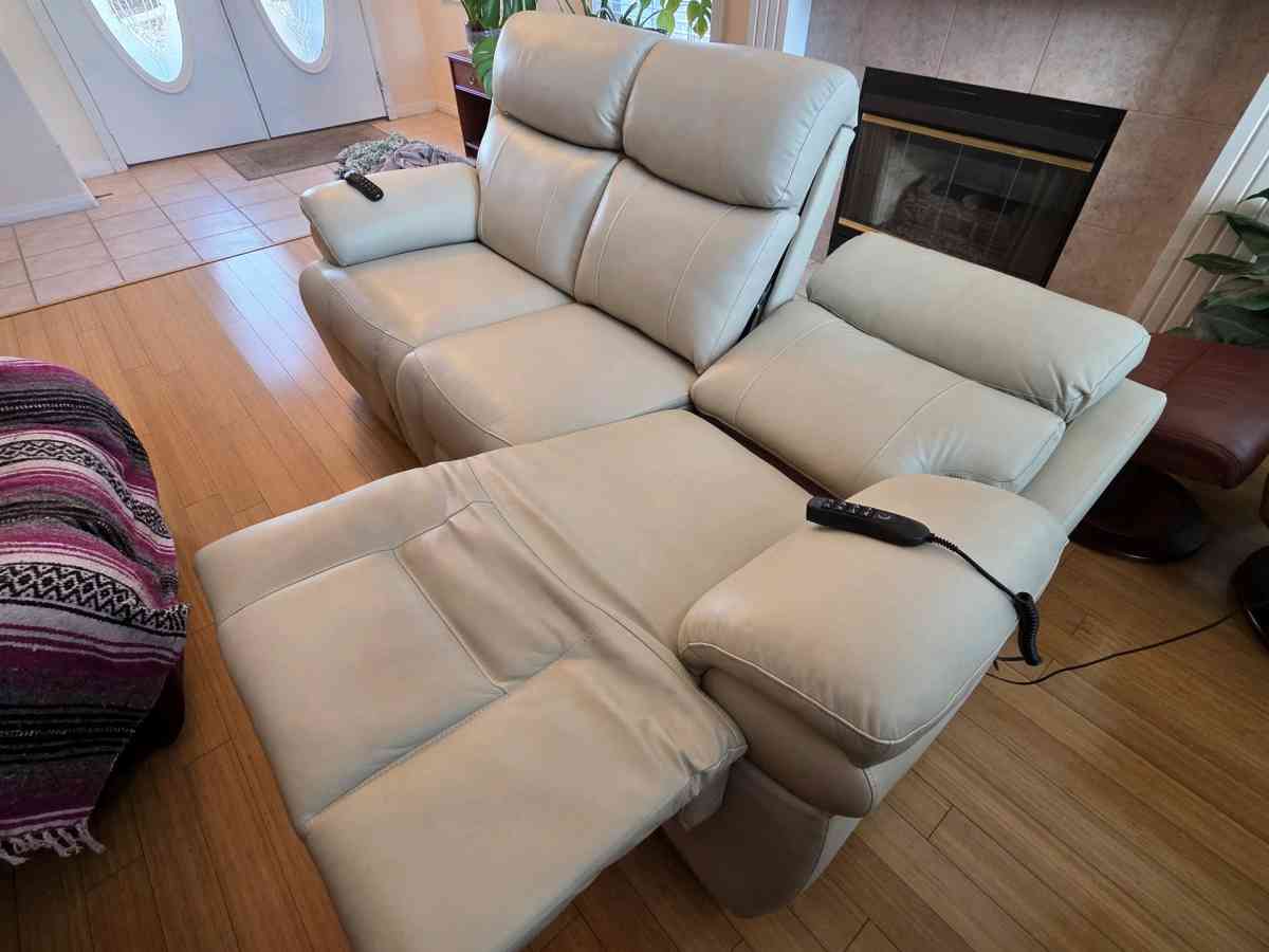 beautiful power sofa - Henderson, Nevada - FleaMarketBay