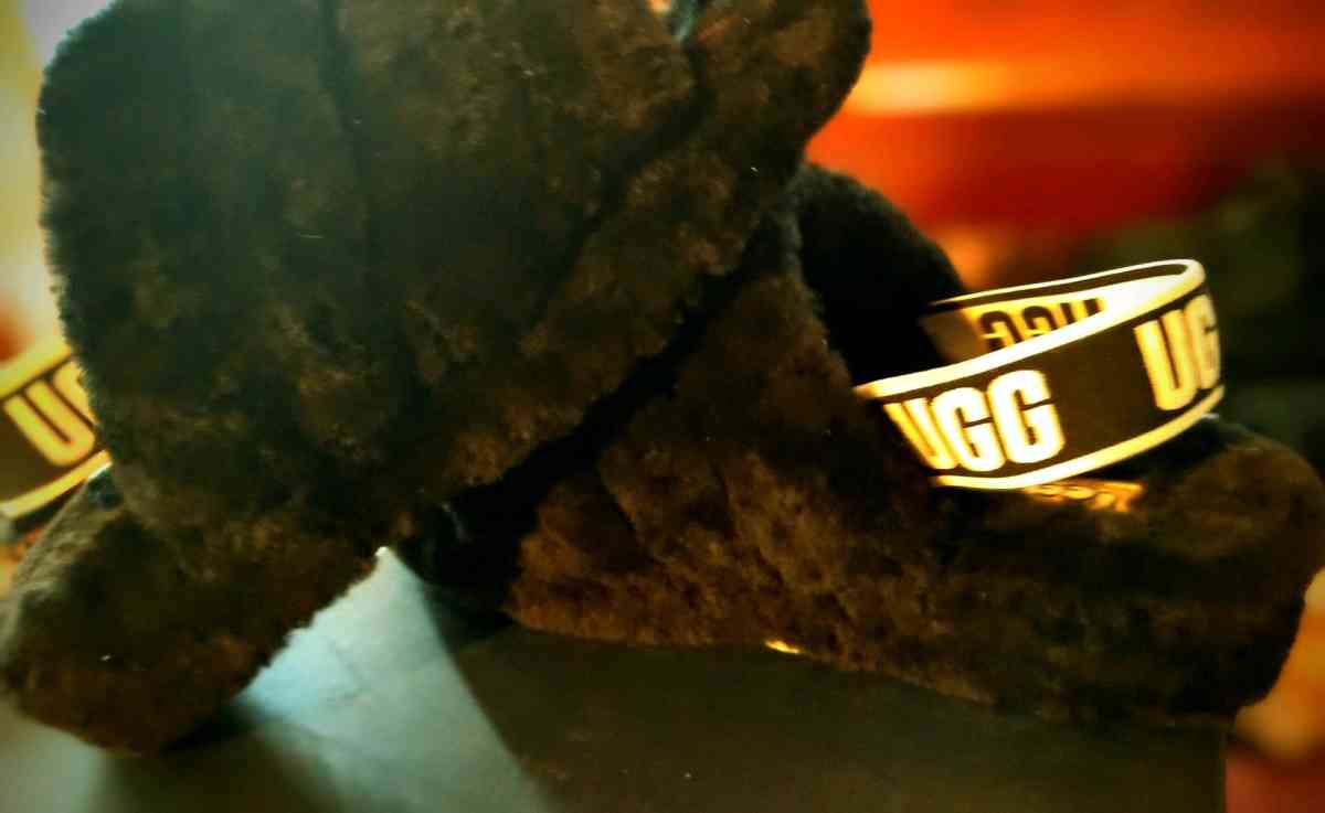 The UGG Womens Fluff Yeah Slide slippers size 7 - Clarendon Hills, Illinois - FleaMarketBay